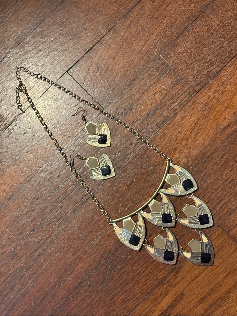 VTG Y2K Gold Tone Black Accent Statement Necklace & Earring Set